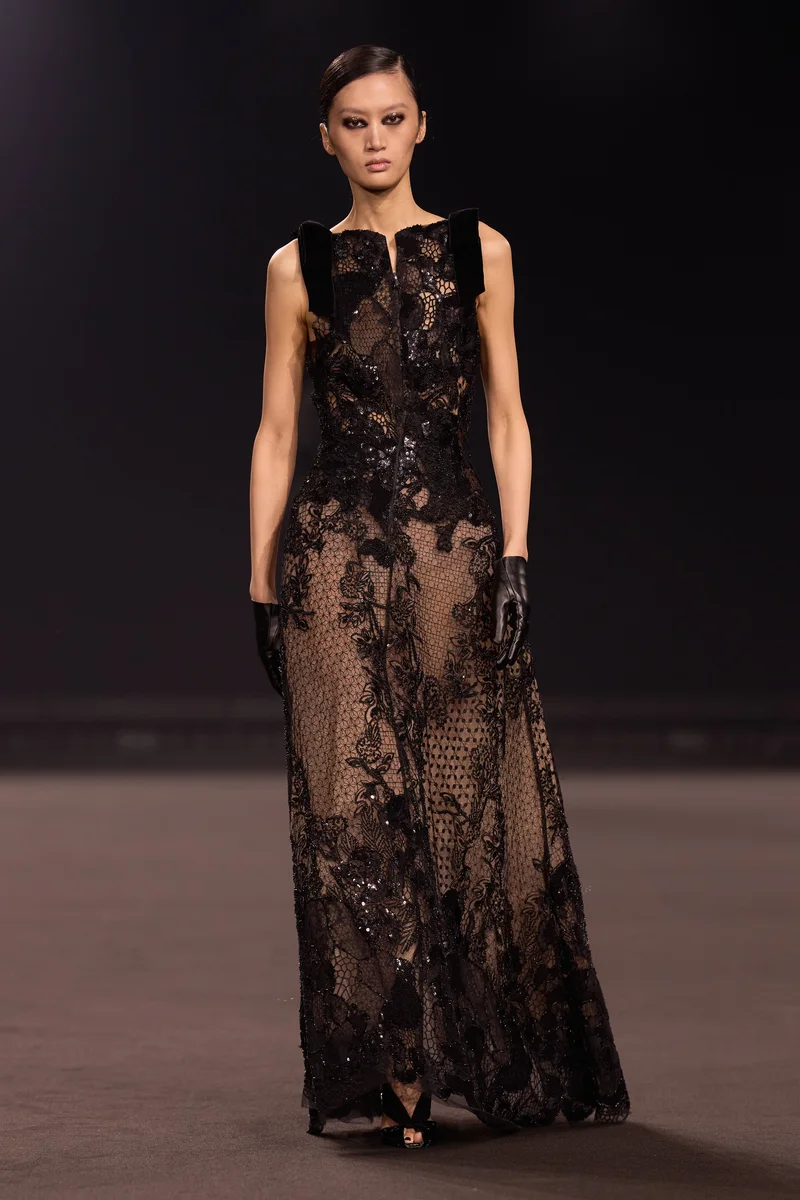 Довга чорна мереживна сукня без рукавів, Elie Saab осінь-зима 2026-2027