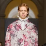Оперний стиль восени 2026: квітчасте пальто Erdem з сорочкою-жабо