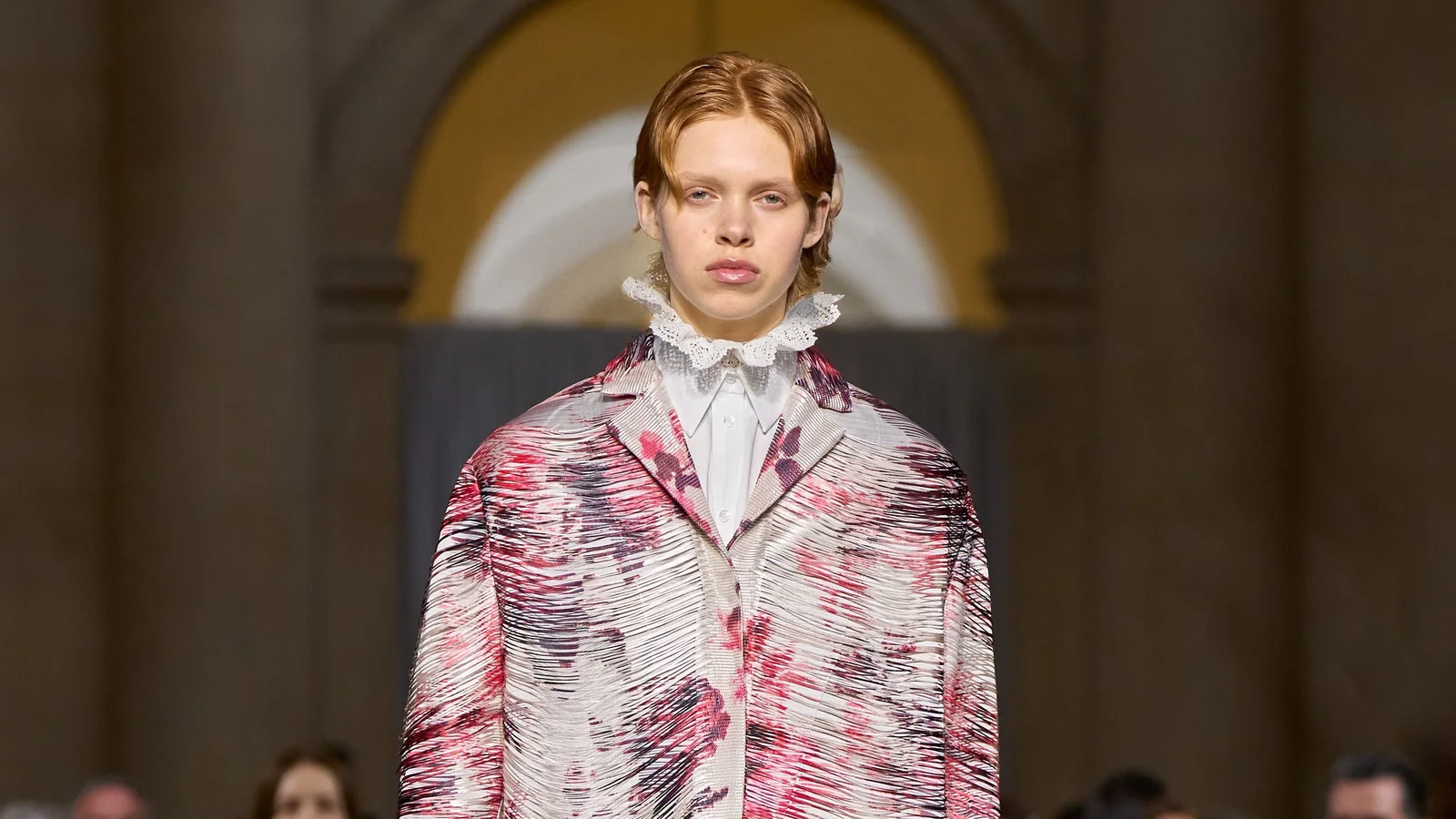 Оперний стиль восени 2026: квітчасте пальто Erdem з сорочкою-жабо