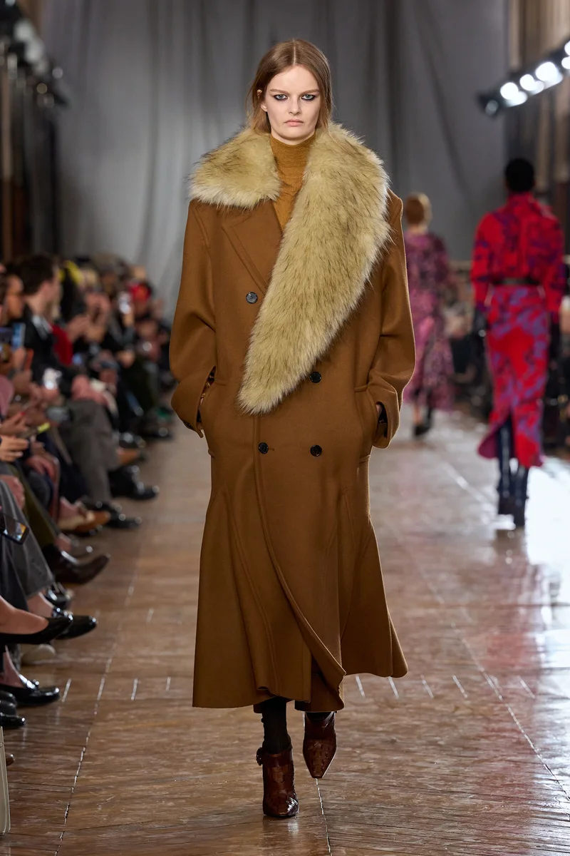 Довге верблюже двобортне пальто Lanvin з великим хутряним коміром, осінь-зима 2026-2027