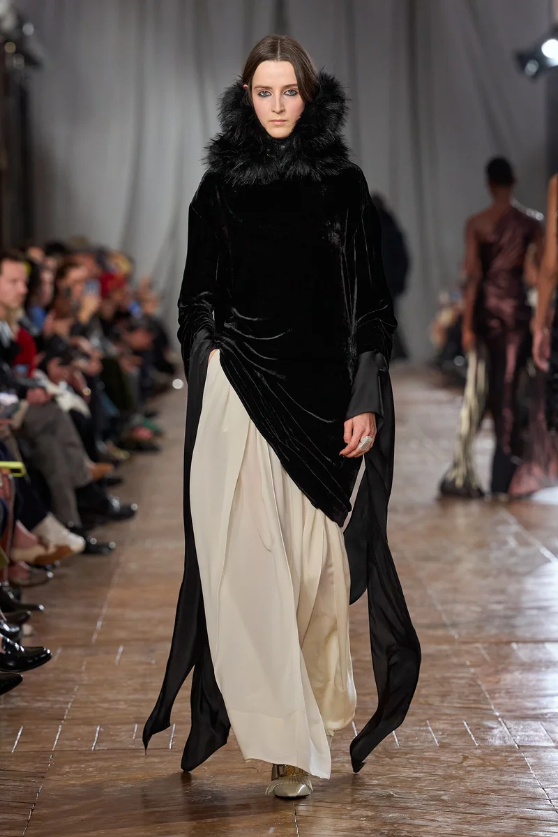 Чорне оксамитове пальто Lanvin з хутряним коміром поверх кремової довгої спідниці, осінь-зима 2026-2027