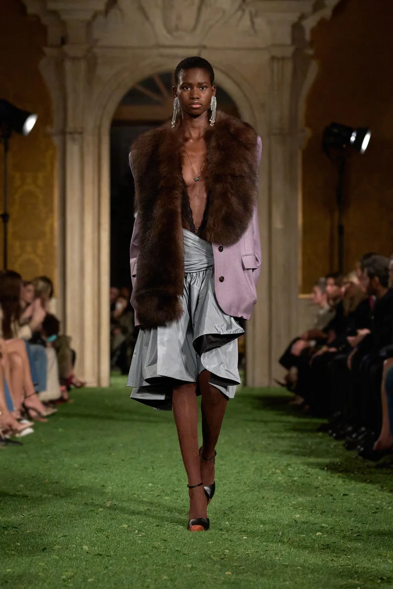 Коричнева хутряна горжетка Valentino поверх бузкового жакета і сірої атласної спідниці, осінь-зима 2026-2027