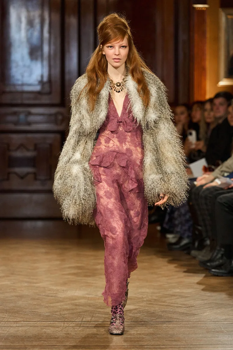 Світле пухнасте пальто поверх рожевої сукні з принтом Anna Sui, осінь-зима 2026-2027