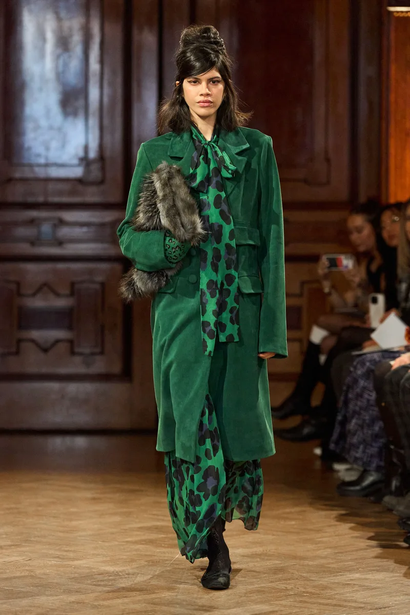 Смарагдове пальто, зелена сукня з принтом і сіра хутряна муфта Anna Sui, осінь-зима 2026-2027