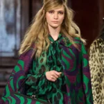 Зелено-фіолетове пальто-накидка з принтом і леопардове пальто на показі Anna Sui осінь-зима 2026-2027
