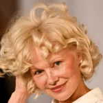 Памела Андерсон поправляє платинові кучері: каре до підборіддя і завитий чубчик
