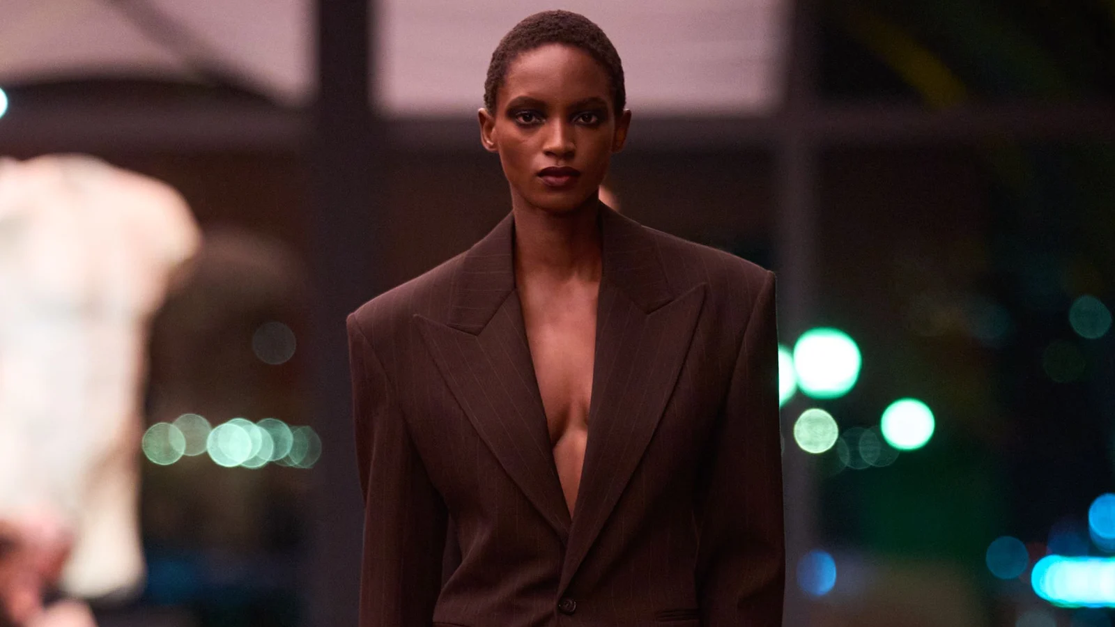 Коричневий оверсайз-піджак у тонку смужку з широкими плечима, Saint Laurent осінь-зима 2026-2027