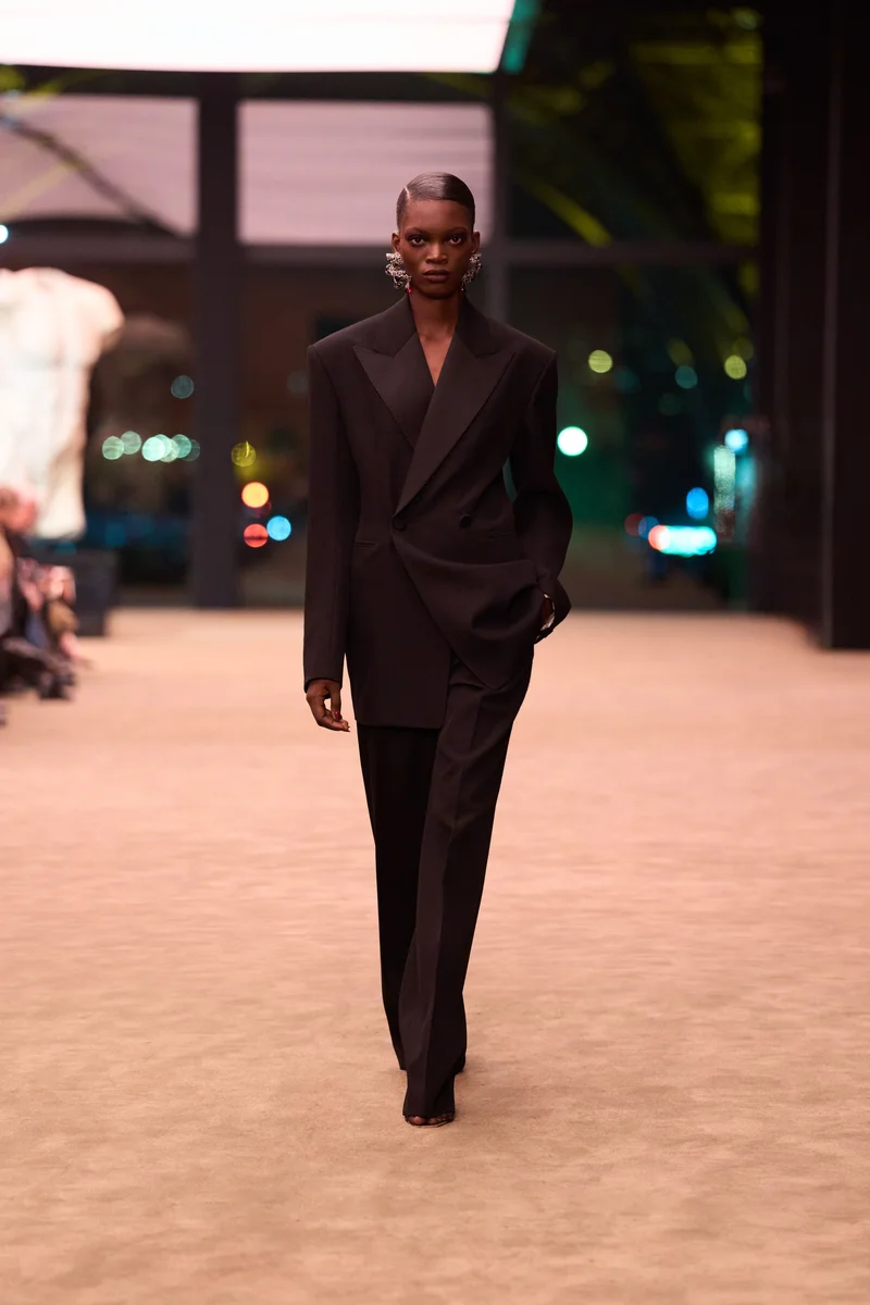Чорний двобортний оверсайз-костюм з широкими плечима, Saint Laurent осінь-зима 2026-2027