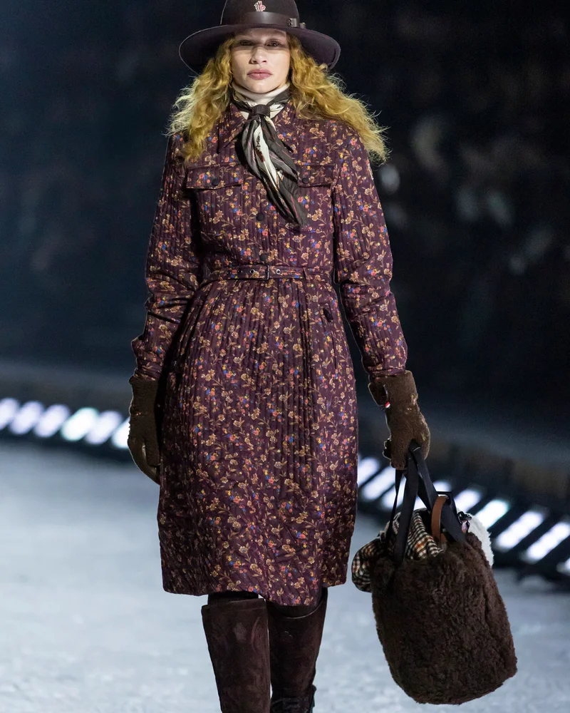 Модель Moncler Grenoble у бордовому фетровому капелюсі, квітковому пальті і шовковій хустці на шиї