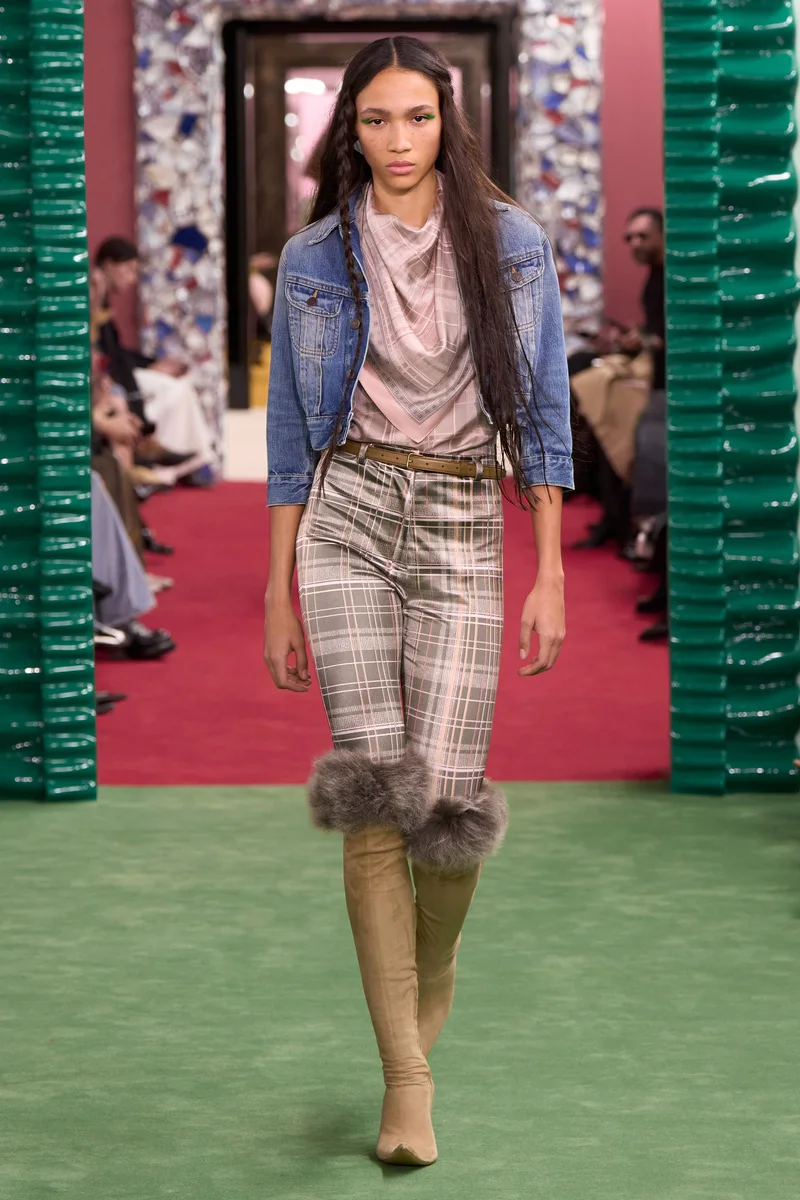 Вкорочені штани в клітинку, джинсова куртка і хутряні гетри, Acne Studios осінь-зима 2026-2027