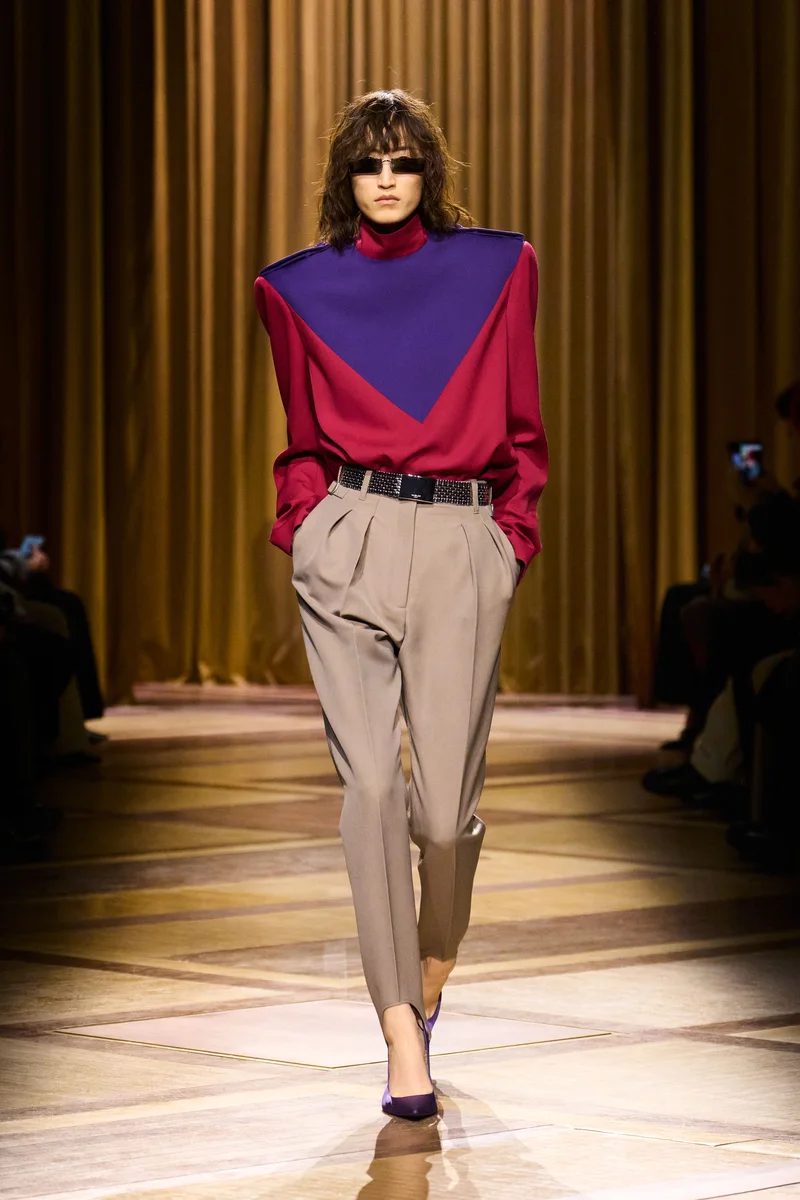 Штани кольору тауп з защипами і двоколірний светр, Mugler осінь-зима 2026-2027