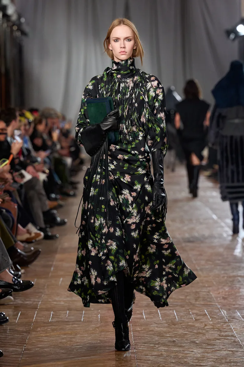 Чорна сукня Lanvin з зеленим квітковим принтом, високою горловиною і розкльошеним подолом
