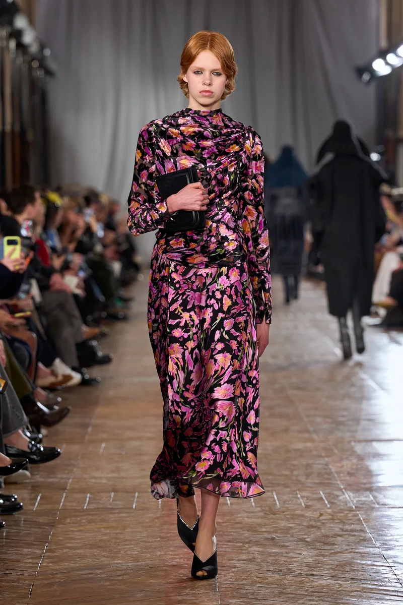 Сукня міді Lanvin з рожево-фіолетовими квітами на чорному тлі, драпування і високий комір