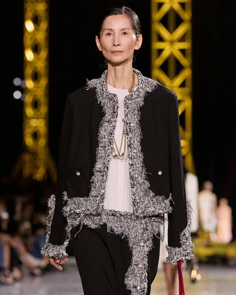 Чорний жакет Chanel з сірою твідовою бахромою, осінь-зима 2026-2027