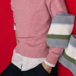 Рожевий светр і смугастий шарф з колекції Uniqlo і JW Anderson осінь-зима 2026