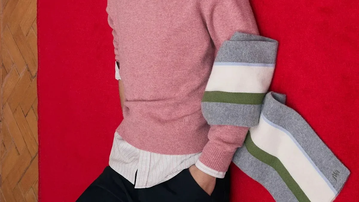 Рожевий светр і смугастий шарф з колекції Uniqlo і JW Anderson осінь-зима 2026