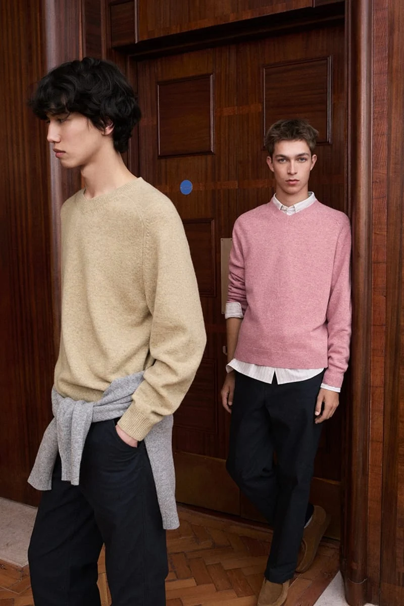Беж і рожевий вовняні светри Uniqlo і JW Anderson осінь-зима 2026 із сорочками