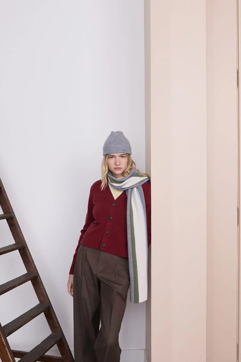 Бордовий кардиган, сіра шапка і смугастий шарф, Uniqlo і JW Anderson осінь-зима 2026