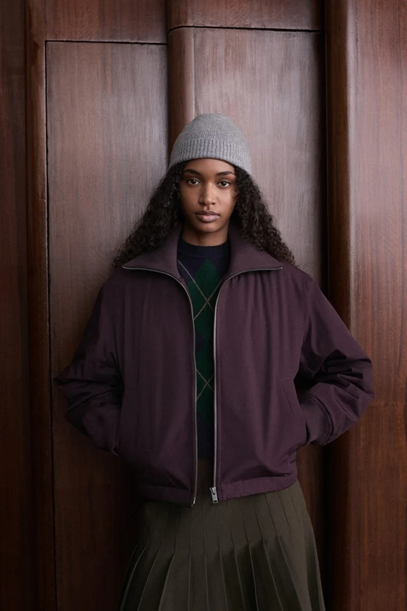 Короткий бордовий блузон на блискавці Uniqlo і JW Anderson з жилетом в ромби і плісованою спідницею