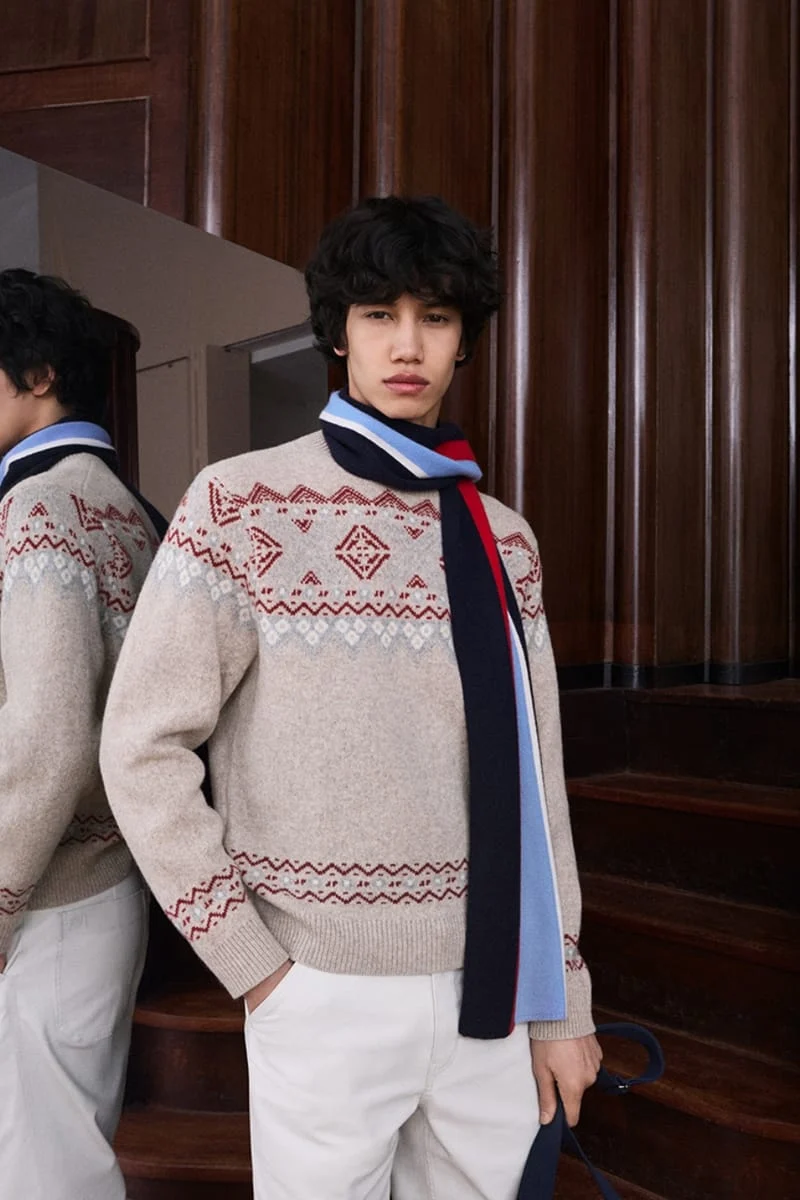 Светр Fair Isle вівсяного кольору з червоним орнаментом і смугастий шарф, Uniqlo і JW Anderson