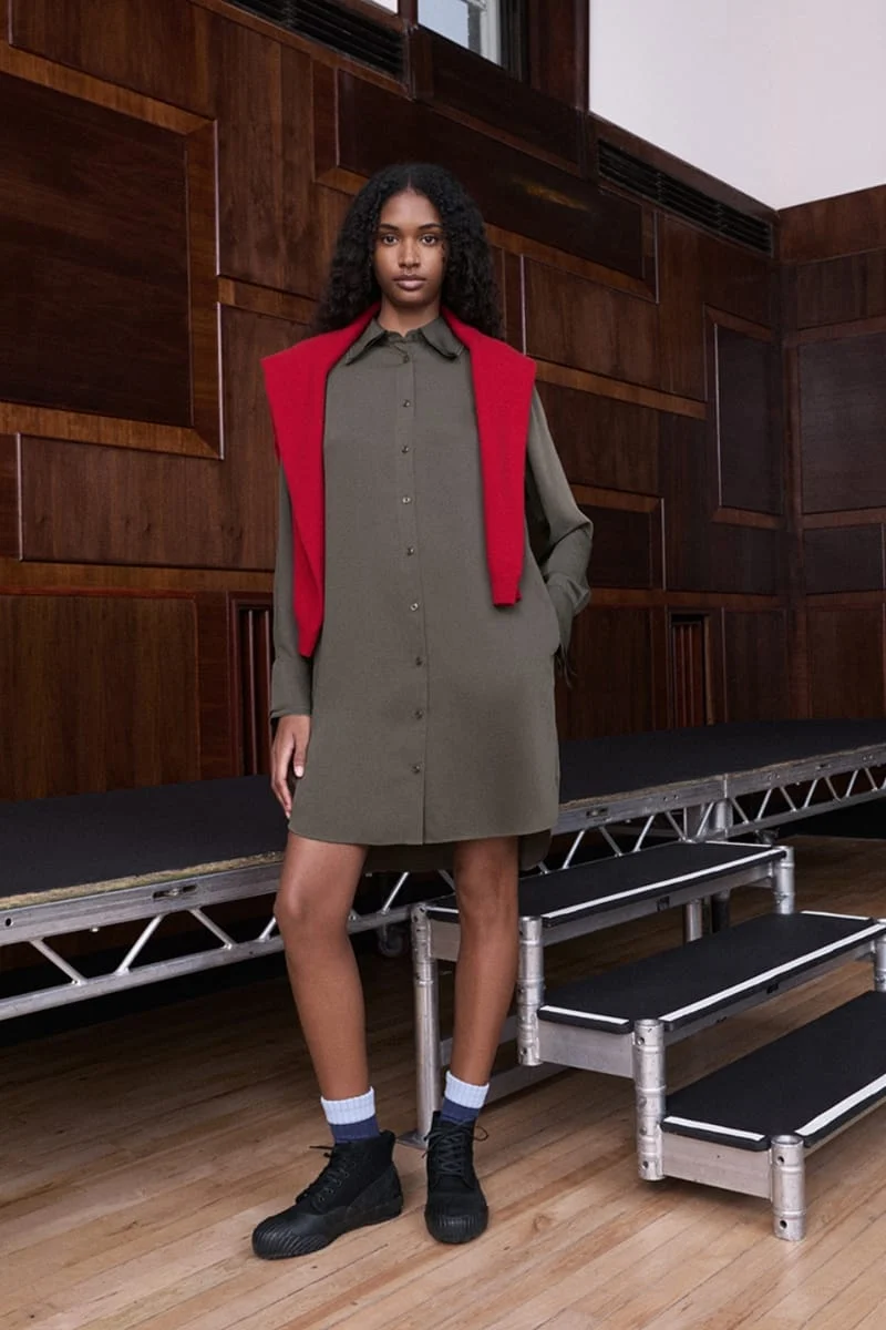 Оливкова сукня-сорочка з червоним светром на плечах і черевиками, Uniqlo і JW Anderson