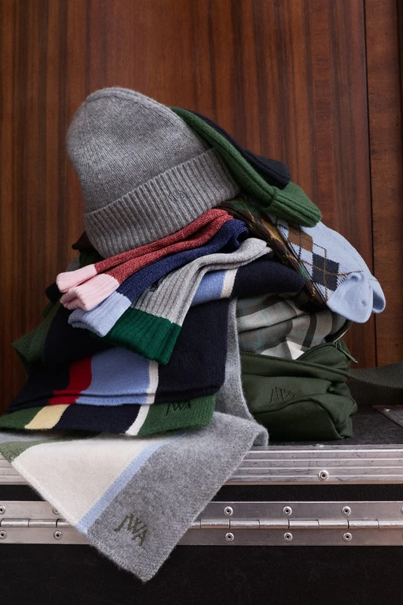 Шапки, шарфи в смужку і шкарпетки з колекції Uniqlo і JW Anderson осінь-зима 2026