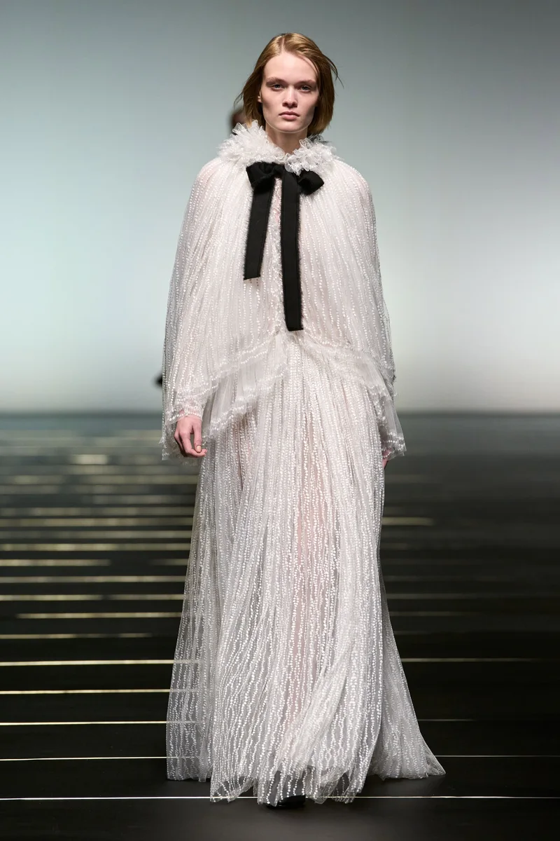 Біла мереживна пелерина з чорним бантом і довга біла спідниця Alberta Ferretti, осінь-зима 2026-2027