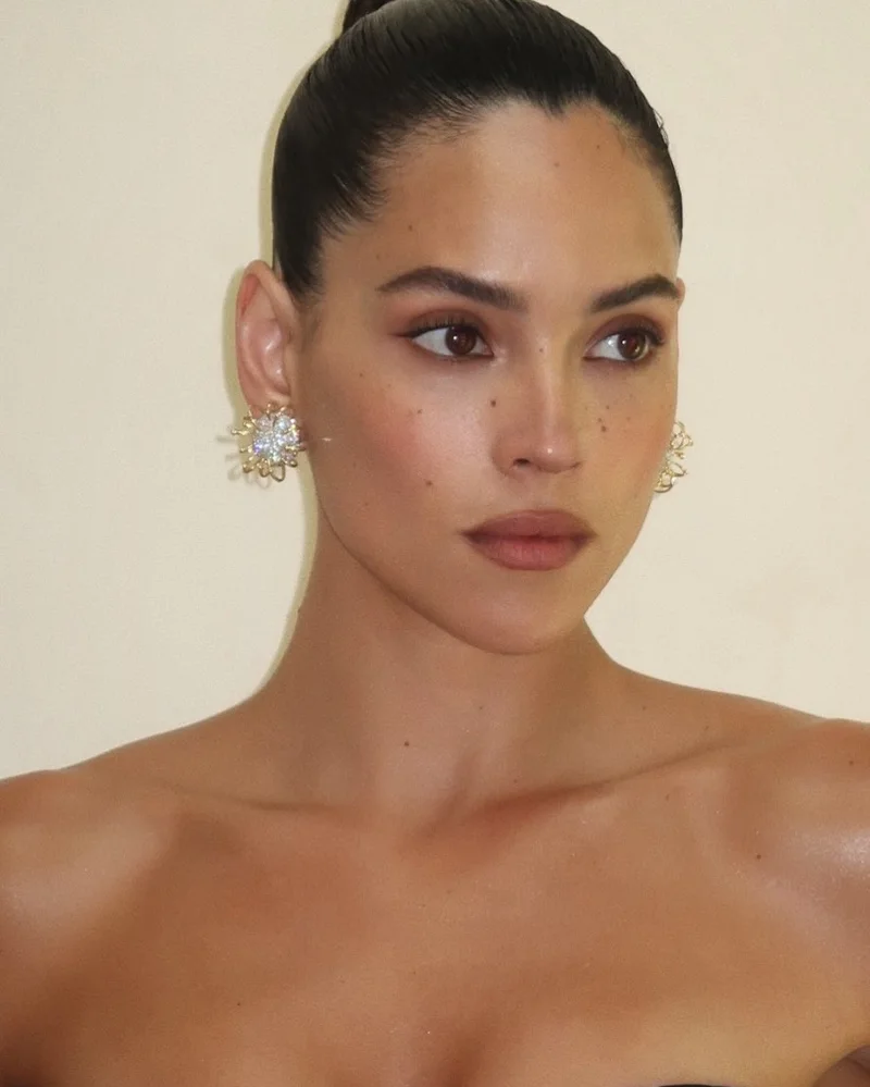 Adria Arjona в профіль з коричневими тінями і розтушованою лінією під нижніми віями, макіяж Emily Cheng