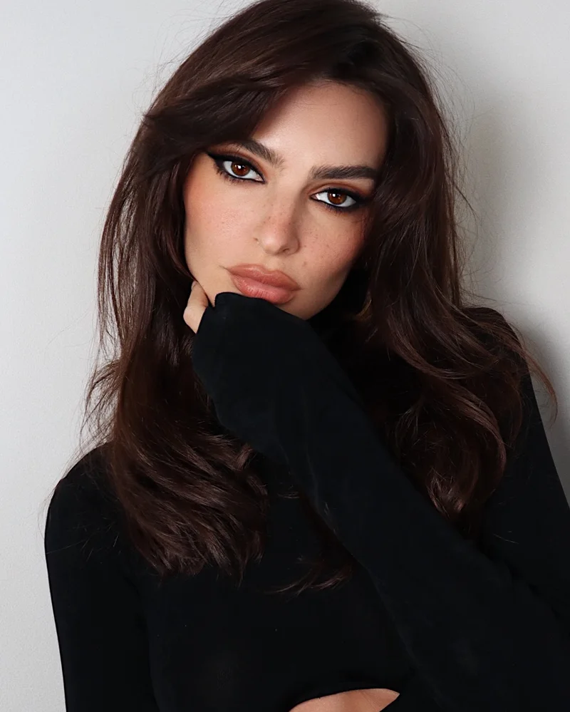 Emily Ratajkowski з темно-коричневими розтушованими тінями і видовженою м'якою стрілкою, макіяж Hung Vanngo