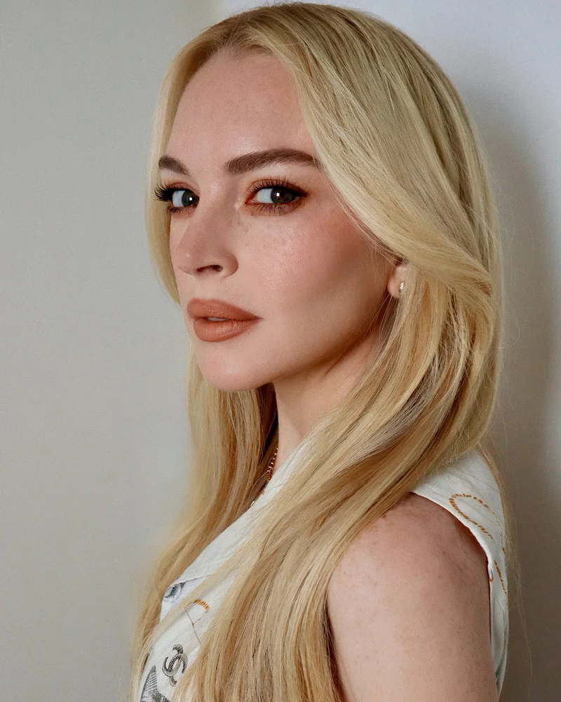 Lindsay Lohan з теракотово-коричневими тінями і помадою в тон, світле волосся, макіяж Hung Vanngo