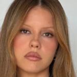 Замшеві тіні восени 2026: Mia Goth з м'якими коричневими тінями