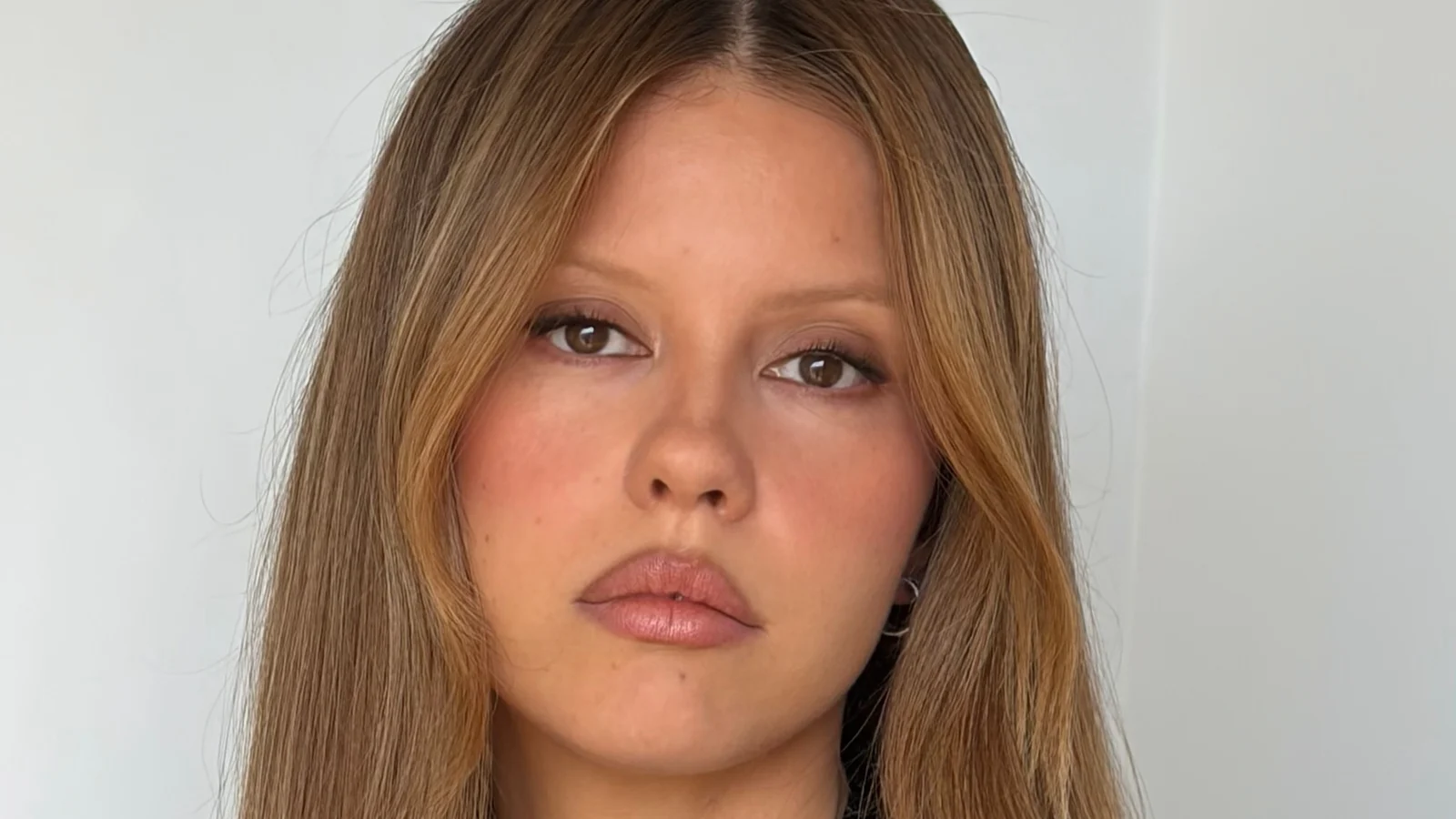 Замшеві тіні восени 2026: Mia Goth з м'якими коричневими тінями