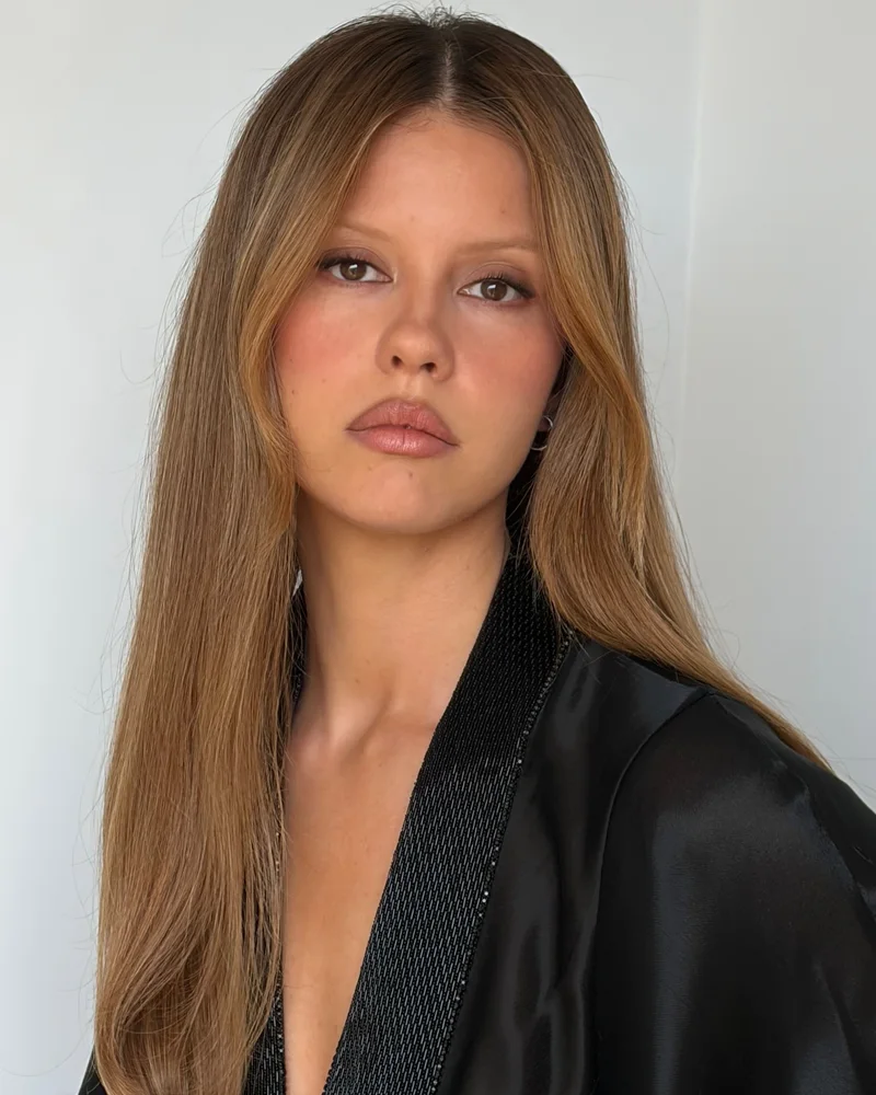 Mia Goth з м'якими коричневими тінями без чітких меж і нюдовими губами, макіяж Nina Park
