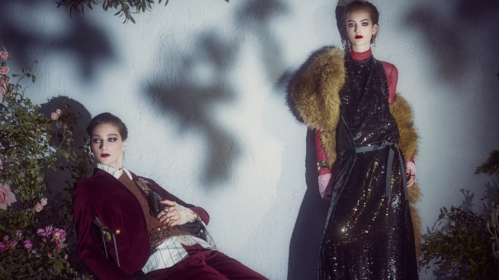 Кампанія Zara Studio осінь-зима 2026: бордовий оксамитовий костюм і чорна сукня з паєток з хутряним палантином