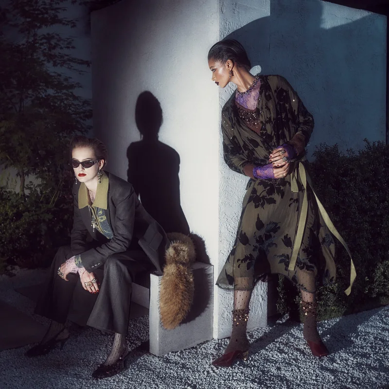 Дві моделі в кампанії Zara Studio: сірий костюм з коміром кольору хакі і квіткова сукня хакі поверх бузкового мережива